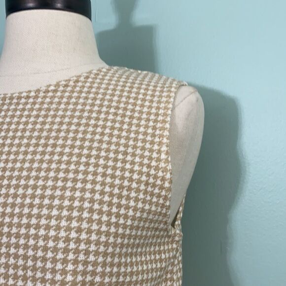 Houndstooth Button Back Tank Top - Picture 2 of 4